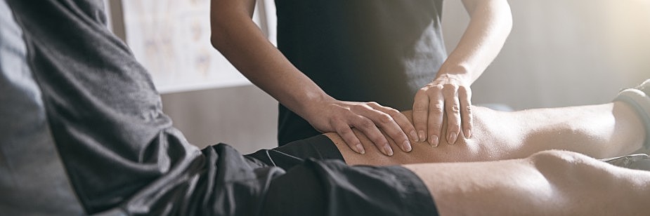 pessoa fazendo massagem representando medicina esportiva