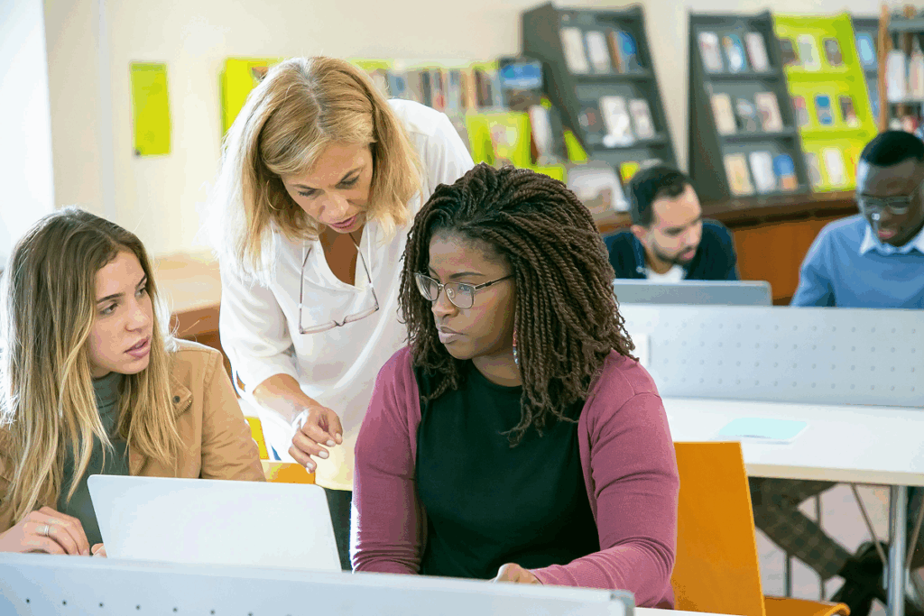 Diretora orientando professoras. Faculdade de pedagogia.