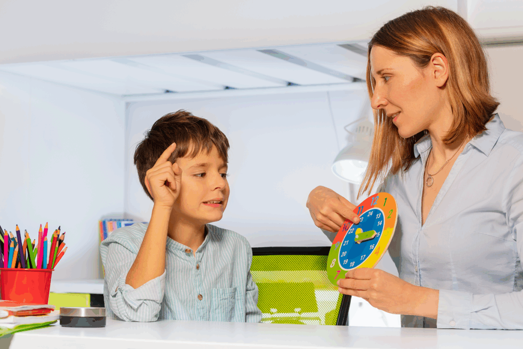 Professora atendendo aluno. Faculdade de pedagogia.