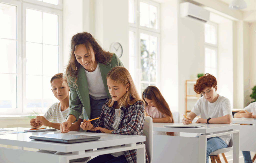 Professora atendendo aluno. Faculdade de pedagogia.