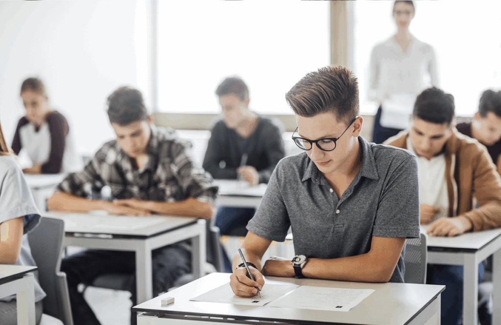 Jovens fazendo vestibular. Faculdade de pedagogia.