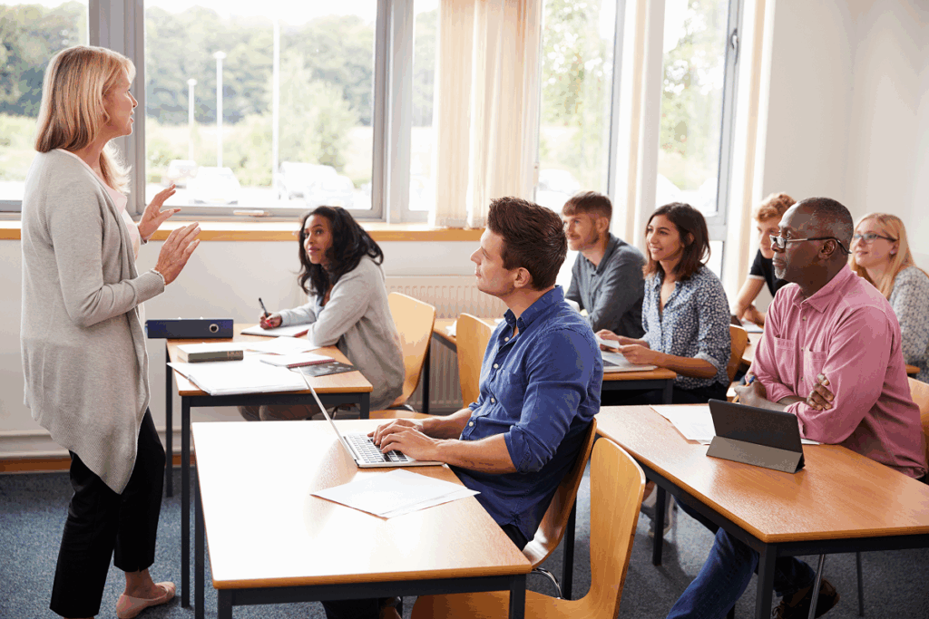 Adultos em sala de aula de faculdade estudando. Faculdade de pedagogia.