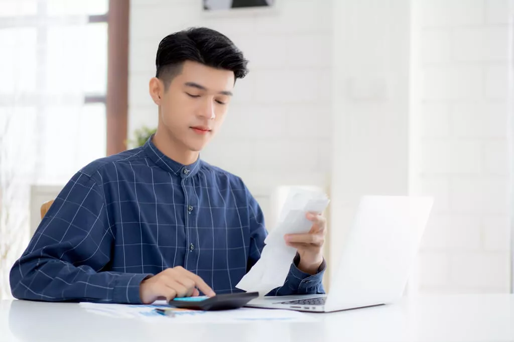 rapaz fazendo contas