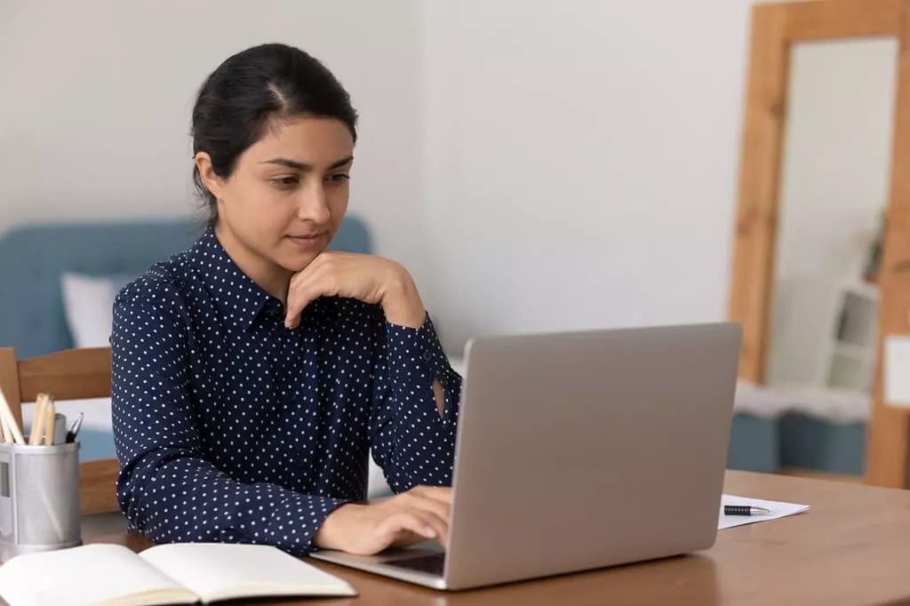 moça olhando algo em notebook