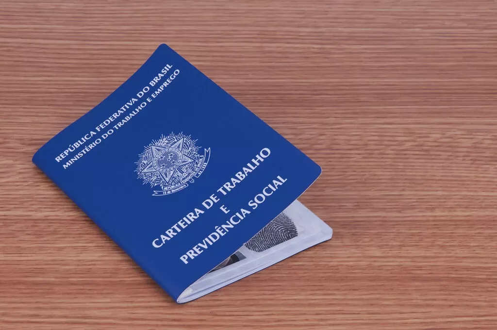 carteira de trabalho em cima de mesa
