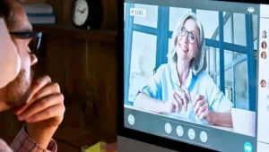 homem assistindo à aula em computador