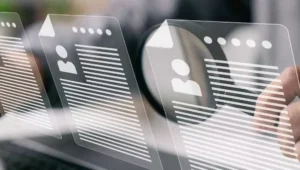 homem segurando lupa com ilustrações digitais de currículos