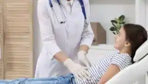 médica analisando menina