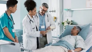 médicos atendendo paciente