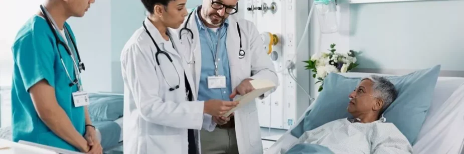 médicos atendendo paciente