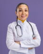 Médica jovem sorrindo em retrato profissional, com jaleco branco e estetoscópio ao pescoço