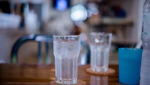 beber água gelada